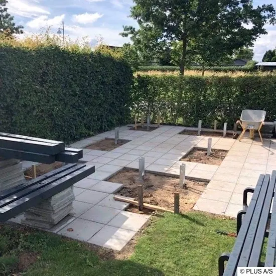 Zuerst werden die H-Pfostenträger einbetoniert. Die Anker sind obligatorisch!