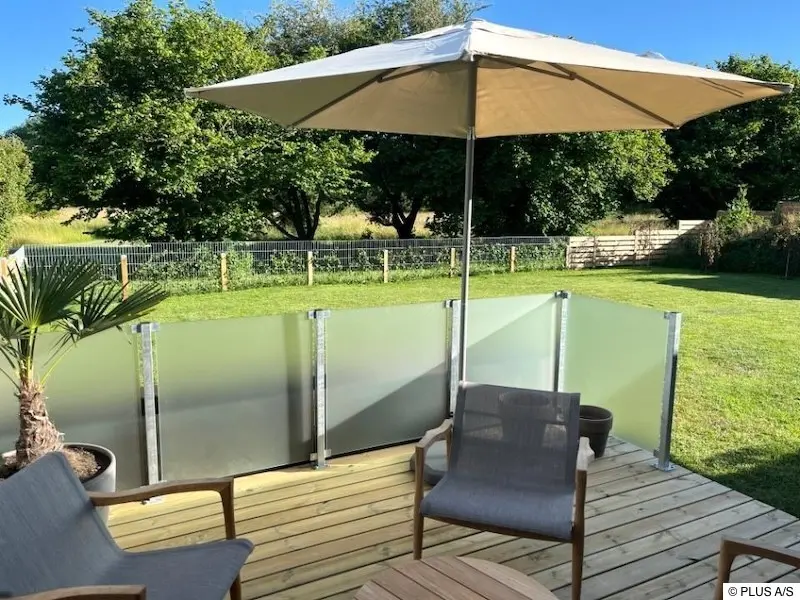 Moderner Glaszaun als Abtrennung auf der Terrasse