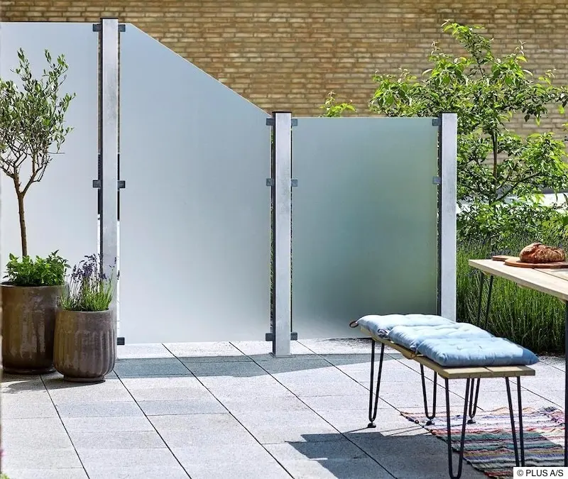Satinierte Glaszaunelemente auf Terrasse als blickdichter Sichtschutz