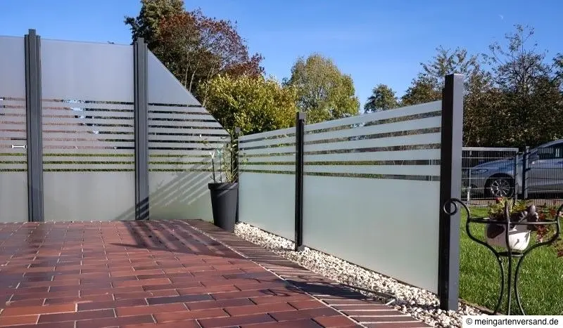 Halbtransparenter Glaszaun mit Streifenmuster auf Terrasse als Sichtschutz