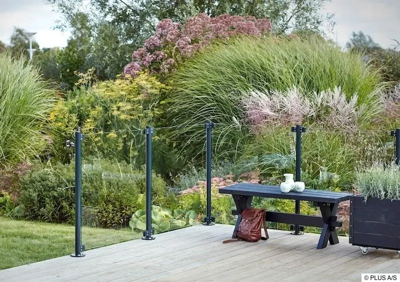 Zaun aus Klarglas auf Terrasse als optisches Trennelement und Windschutz