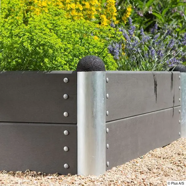 Frontalansicht üppig bepflanztes Hochbeet