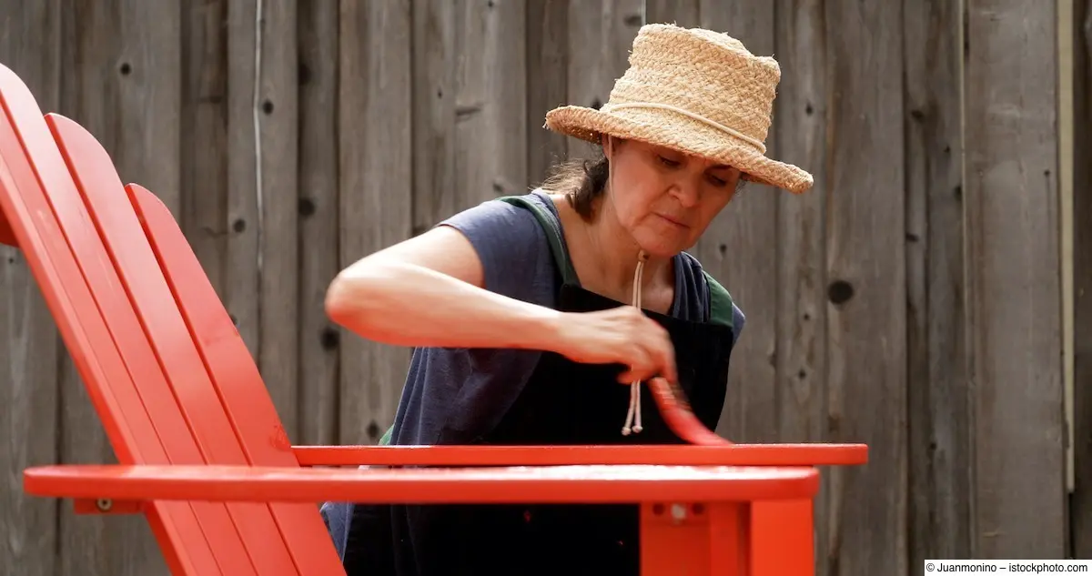 Frau lackiert Deckchair in Rot