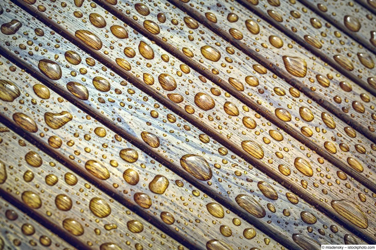 Regentropfen auf imprägnierten Terrassendielen aus Holz