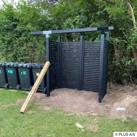 Noch im Bau befindlicher Holzunterstand für Brennholz