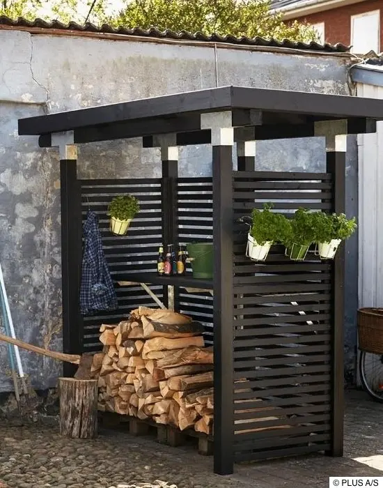 Holzunterstand mit Dach als Kaminholzregal