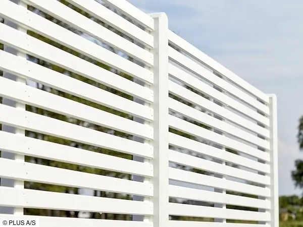 Nahaufnahme weiße Rankgitterelemente der Tokyo Zaunserie