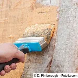 Pflegeanstrich von Holzzaun mit Holzfarbe