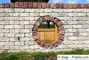 Gartenmauer mit kreisrundem Durchbruch