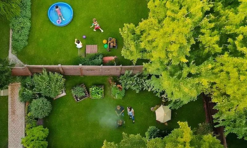 Ein Sichtschutz zwischen Nachbarn sorgt für Privatsphäre im Garten