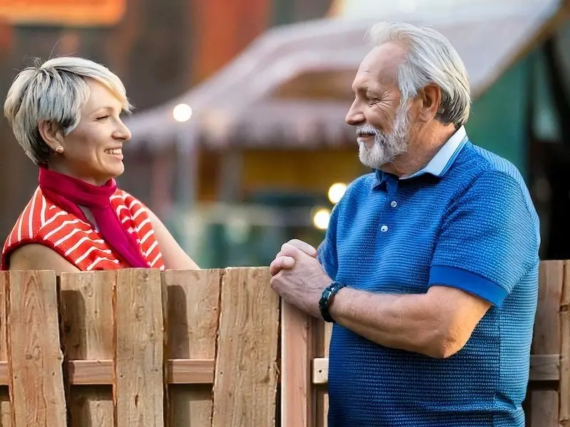 Reden mit dem Nachbarn hilft, beim neuen Sichtschutz Konflikte zu vermeiden