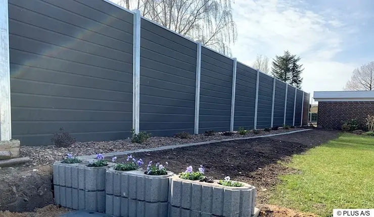 Seit 2020 ziert der skandinavische Sichtschutzzaun Atura das Heim der Laudrups