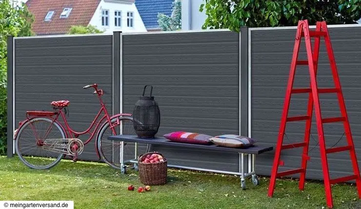 Mannshoher WPC-Sichtschutz an Grundstücksgrenze