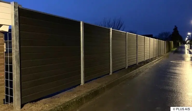 Der WPC-Sichtschutz Atura bei Nacht