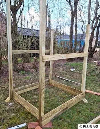 Seitenteile aufrichten und ringsum mit dem Rahmen fixieren