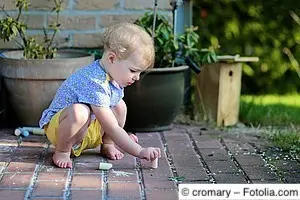 Kleinkind spielt auf Terrasse