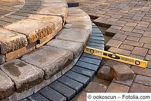 Je deutlicher sich Stufen vom Bodenbelag abheben, desto geringer ist die Gefahr des Stolperns