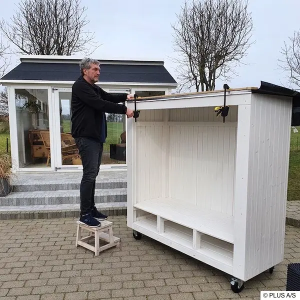 Zum Schluss werden die Räder und Dachpappe montiert