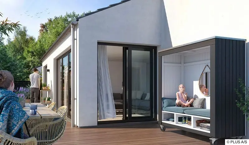 Die Terrassenlounge Hyggekrog lässt Urlaubsstimmung in Ihrem Garten aufkommen Moderne Terrasse mit überdachter Lounge, Holzboden, Essbereich und großer Glasschiebetür in stilvollem skandinavischem Design.