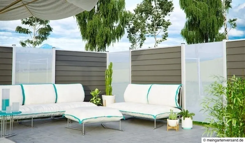 Kombination von Zaunelementen aus Glas und WPC auf Terrasse