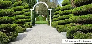 Klassischer Torbogen aus Holz