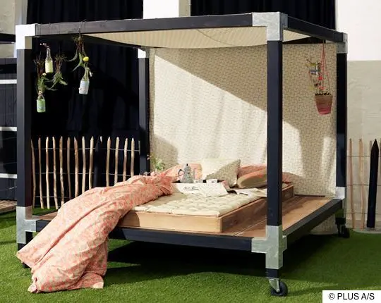 Mobiles Outdoor-Loungebett mit vier Rädern und Sonnendach