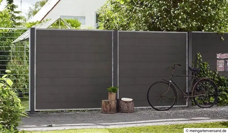 Mannshoher Sichtschutzzaun aus WPC an Grundstücksgrenze