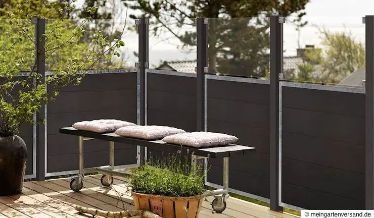 Geschmack voll eingerichtete Terrasse, die vom WPC Sichtschutz Futura eingezäunt wird