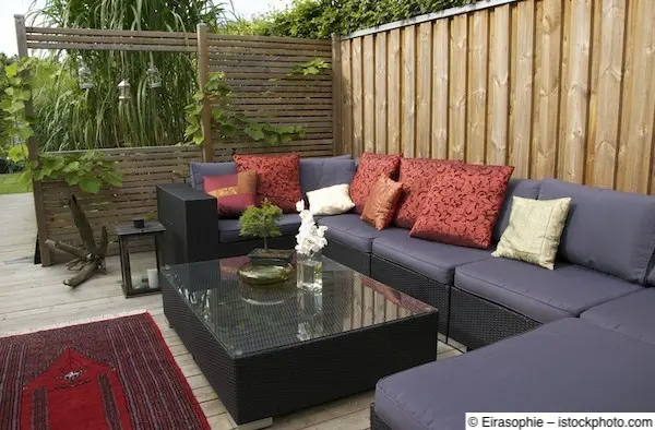 Windgeschützte Lounge-Ecke auf der Terrasse