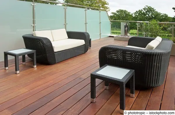 roße, moderne Terrasse mit Holzdielen, Glaswand und Lounge-Sofas