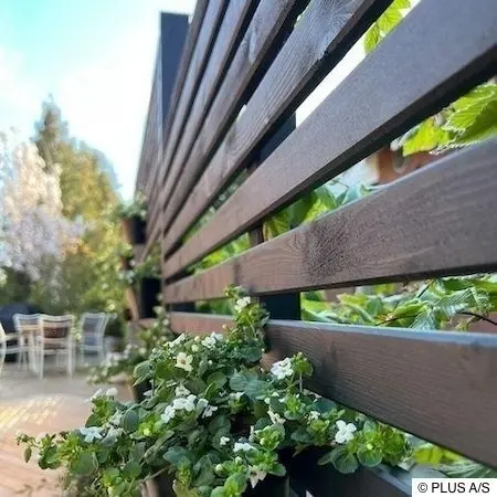 Schwarze Rankgitterelemente mit Lamellen