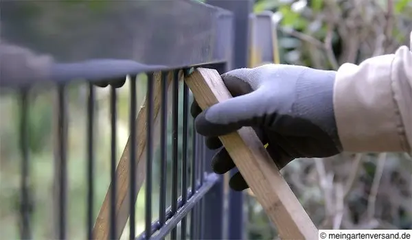 Tor mit Latten fixieren