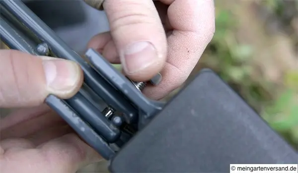 Tor und Matte verschrauben