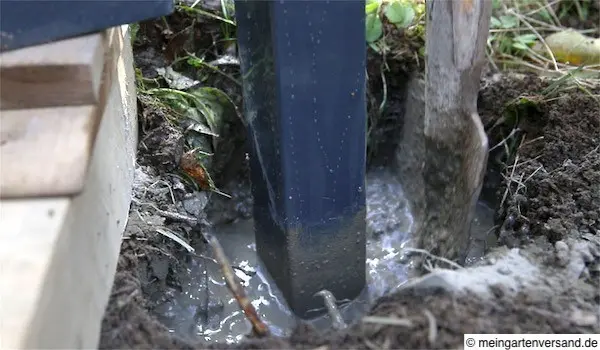 Zaunpfosten einbetonieren