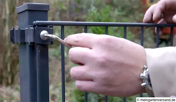 Zaunfeld anschrauben