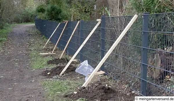 Mit Holzlatten fixieren