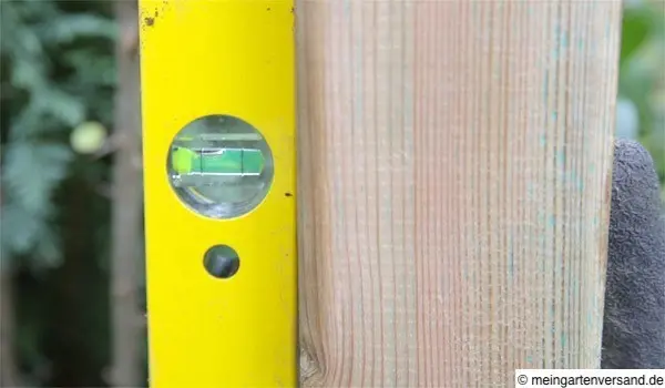 Pfosten ins Lot bringen