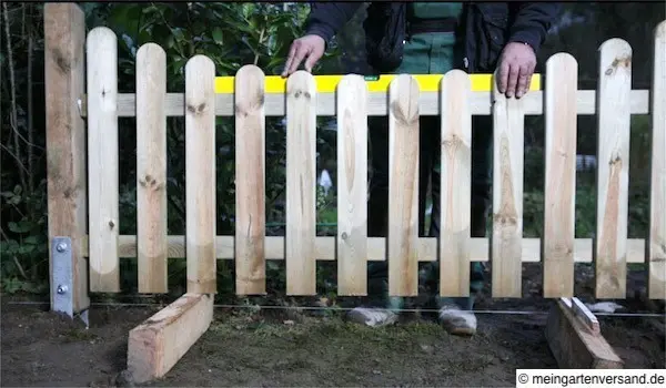 Zaunelement horizontal ausrichten