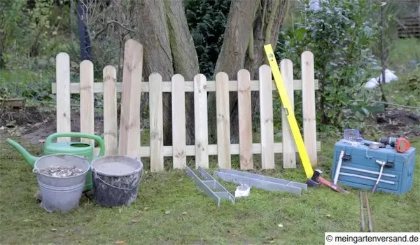 Alles für den Aufbau eines Holz-Gartenzauns: Zaunanlage, Werkzeuge und Befestigungsmaterialen