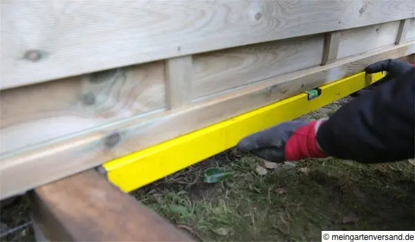 Zaunelement waagrecht ausrichten