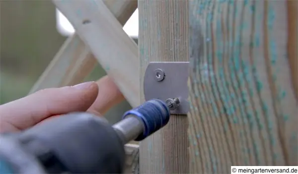 Zaunelement und Anfangspfosten verschrauben