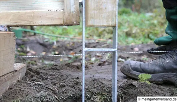Zweiten Pfosten einbetonieren