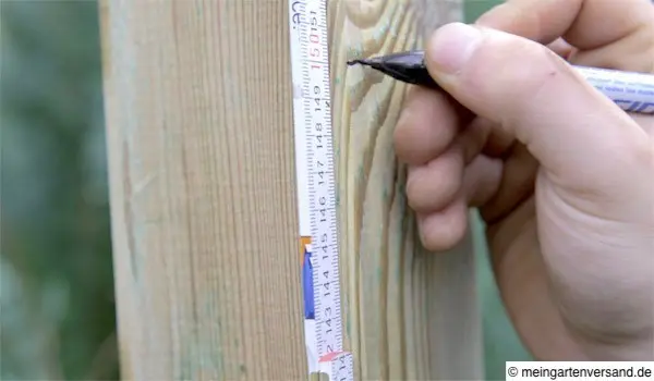 Sitz der Zaunbeschläge markieren