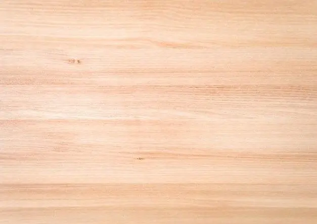 Oberfläche von Eichenholz Helle Eichenholz-Oberfläche mit feiner Maserung, ideal für Möbel, Fußböden oder den Innenausbau mit natürlicher Holzoptik.