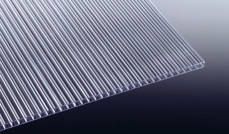Die extrem hagelfeste Polycarbonat Stegplatte - 4 mm - Glasklar ist in den Längen 2000 - 3000 mm erhältlich. Durch die geringe Plattenstärke ist die Platte kalt verformbar.