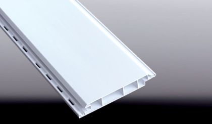 Weißes Heering Fassadenpaneel 16,5/100 aus Kunststoff für den dauerhaften Wetterschutz. Einfach zu montieren!