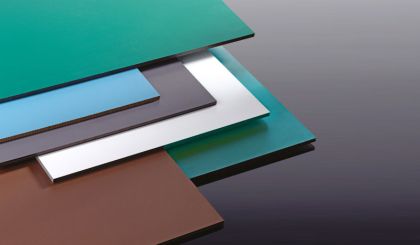 Unsere 6 mm HPL-Platten im Maß 2800 x 1300 mm sind stoß- und kratzfest und in 9 lichtbeständigen Farben bestellbar