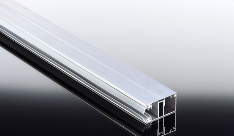 Unser günstiges Randprofil von dem Aluprofil Komplettsystem inkl. eingezogener Lippendichtung. Erhältlich in den Längen 1000 mm bis 7000 mm. Ideal für Terrassenüberdachungen mit Holz- oder Metallkonstruktion.