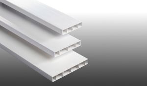 Drei verschieden breite Balkonbretter aus PVC mit glatter weißer Oberfläche, freigestellt 