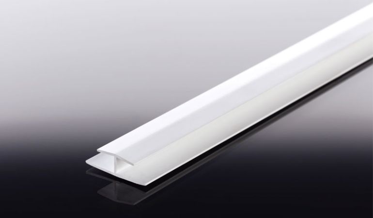 Das weiße 260 cm Doppel-T-Fugenprofil aus Hart-PVC wird vertikal zwischen zwei 6 mm Schichtstoffplatten zum Überdecken der Schnittkanten eingesetzt